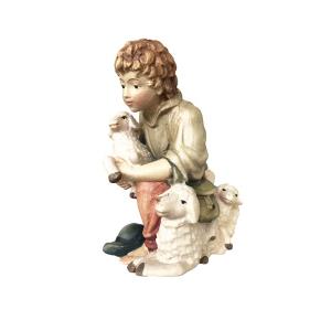 Pastorello in ginocchio con le pecorelle