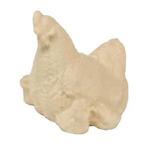 Mamma chioccia accoglie tra le ali i pulcini