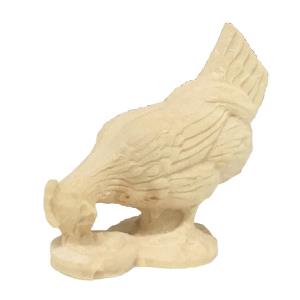 La gallina becca il suo pasto nel cortile